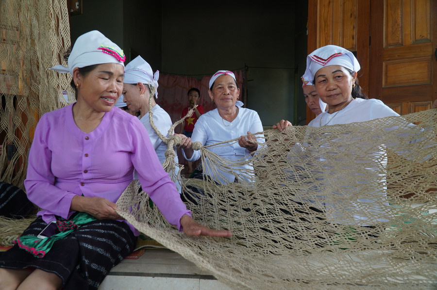 So với võng vải, võng dù được bán nhiều trên thị trường, giá thành của võng gai đắt hơn, nhưng độ bền hàng chục năm, thân thiện với môi trường, được nhiều người ưa chuộng. So với võng vải, võng dù được bán nhiều trên thị trường, giá thành của võng gai đắt hơn, nhưng độ bền hàng chục năm, thân thiện với môi trường, được nhiều người ưa chuộng.