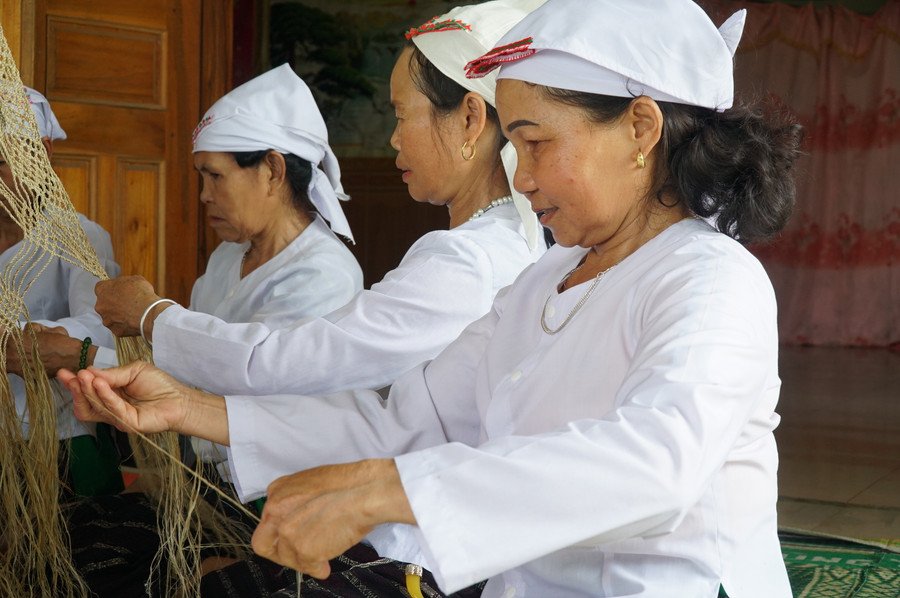 Nghề đan võng gai đòi hỏi sự kiên nhẫn và khéo léo này dường như chỉ dành cho những phụ nữ giàu kinh nghiệm. Nghề đan võng gai đòi hỏi sự kiên nhẫn và khéo léo này dường như chỉ dành cho những phụ nữ giàu kinh nghiệm.