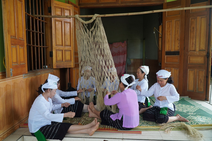 Để hoàn chỉnh chiếc võng gai cần 1 tháng nếu cùng lúc nhiều người đan liên tục. Còn nếu chỉ tranh thủ lúc rỗi việc đồng áng thì thời gian kéo dài hàng tháng. Để hoàn chỉnh chiếc võng gai cần 1 tháng nếu cùng lúc nhiều người đan liên tục. Còn nếu chỉ tranh thủ lúc rỗi việc đồng áng thì thời gian kéo dài hàng tháng.