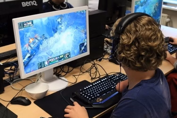 Phụ huynh cần khuyến khích trẻ tham gia những hoạt động ngoài trời ngay tại khu vực nhà mình. 