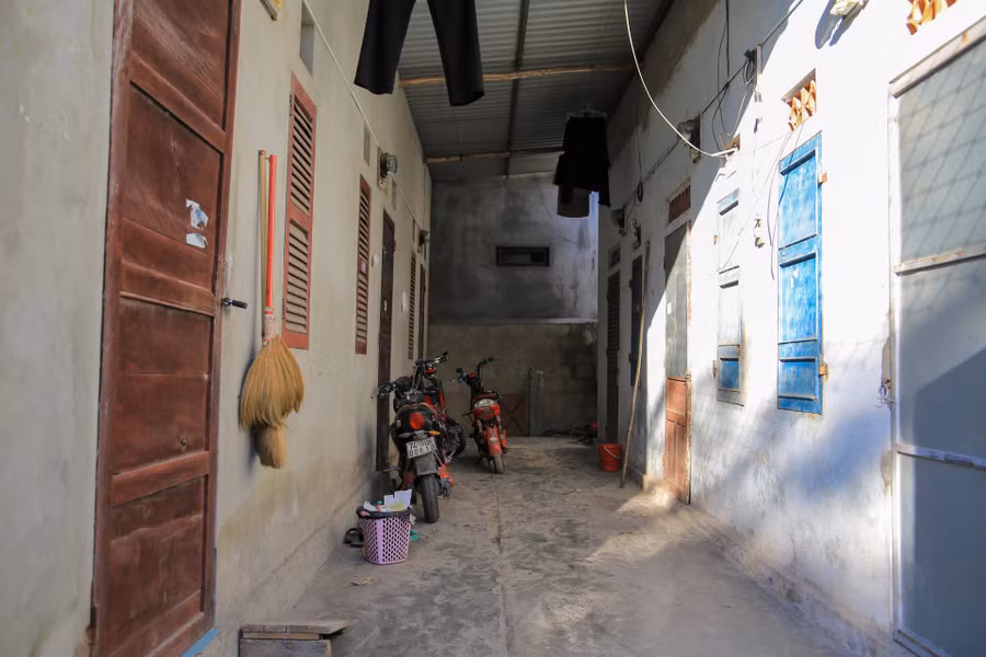 Sống trong những phòng trọ thấp, cũ kỹ, không khí nóng bức và ngột ngạt là tình trạng chung của nhiều sinh viên tại Huế.