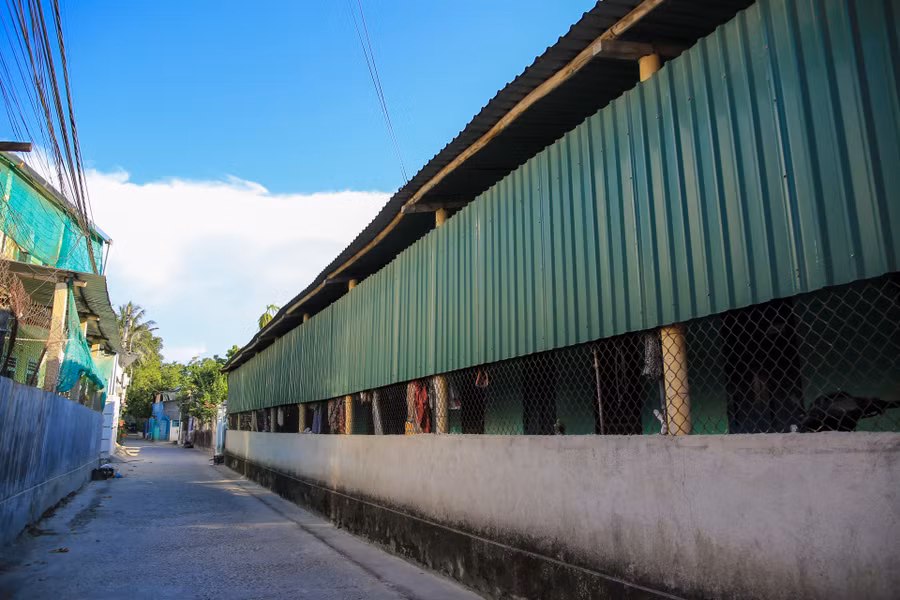 Nhiều dãy trọ có diện tích khiêm tốn, chật hẹp và hơi nóng hừng hực từ mái tôn phả xuống khiến việc sinh hoạt cũng như học tập của nhiều sinh viên bị ảnh hưởng.