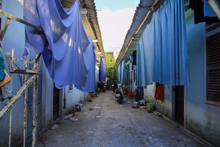 Nhiều khu trọ che chắn bằng các tấm vải nhưng vẫn cảm giác nóng bức, ngột ngạt, trở thành nỗi ám ảnh của nhiều sinh viên.