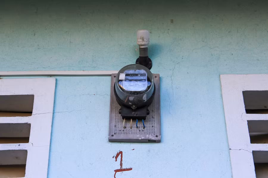 Nhu cầu sử dụng điện nhiều kéo theo tiền điện tăng cao là "ác mộng" đối với sinh viên ở trọ.