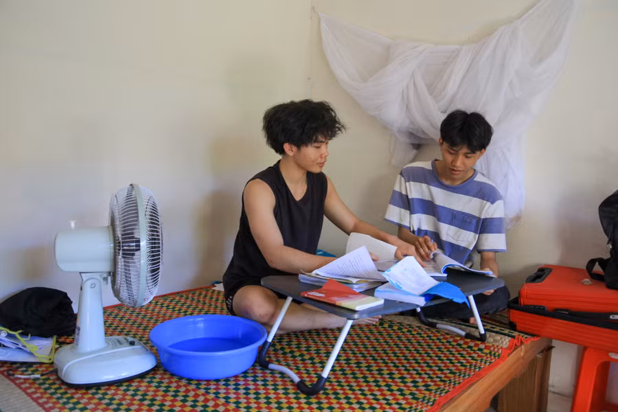 Tránh nóng bằng cách bỏ thau nước trước quạt.