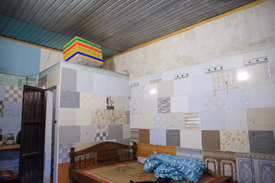 Theo dự báo thời tiết những ngày sắp tới, nắng nóng ở miền Trung cũng như Thừa Thiên - Huế vẫn còn kéo dài. Sinh viên thuê những khu trọ chật hẹp, ẩm thấp vẫn phải tìm cách đối phó và sống chung với nắng nóng gay gắt. (Ảnh: Hoàng Hải).