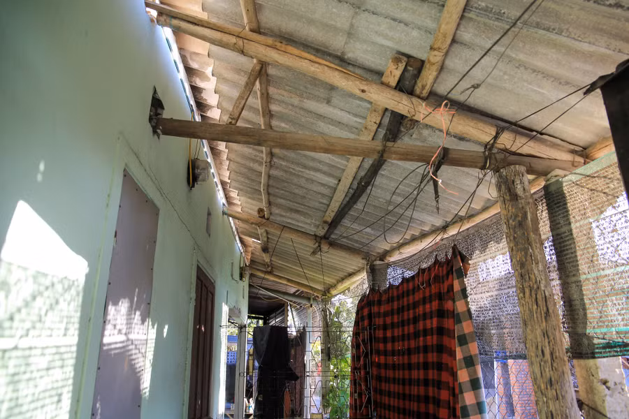 Đa số các dãy trọ đều lợp fibroxi măng hoặc lớp tôn nên nhiệt hấp thụ rất lớn.