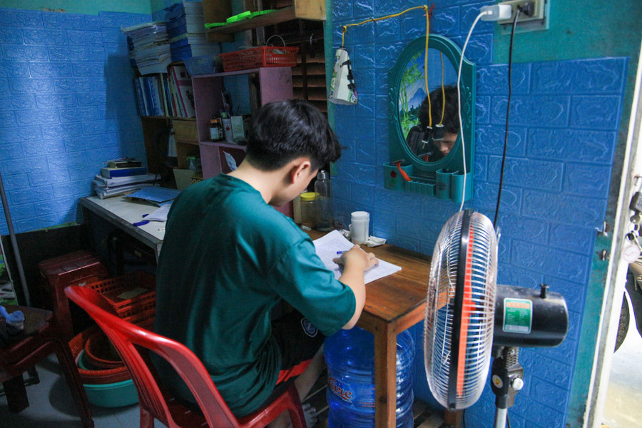 Thời điểm này là thời gian thi kết thúc học phần các môn học, vì vậy nhiều sinh viên chưa về nhà và vẫn phải chống chọi với nắng nóng tại phòng trọ để ôn thi. Thời điểm này là thời gian thi kết thúc học phần các môn học, vì vậy nhiều sinh viên chưa về nhà và vẫn phải chống chọi với nắng nóng tại phòng trọ để ôn thi.