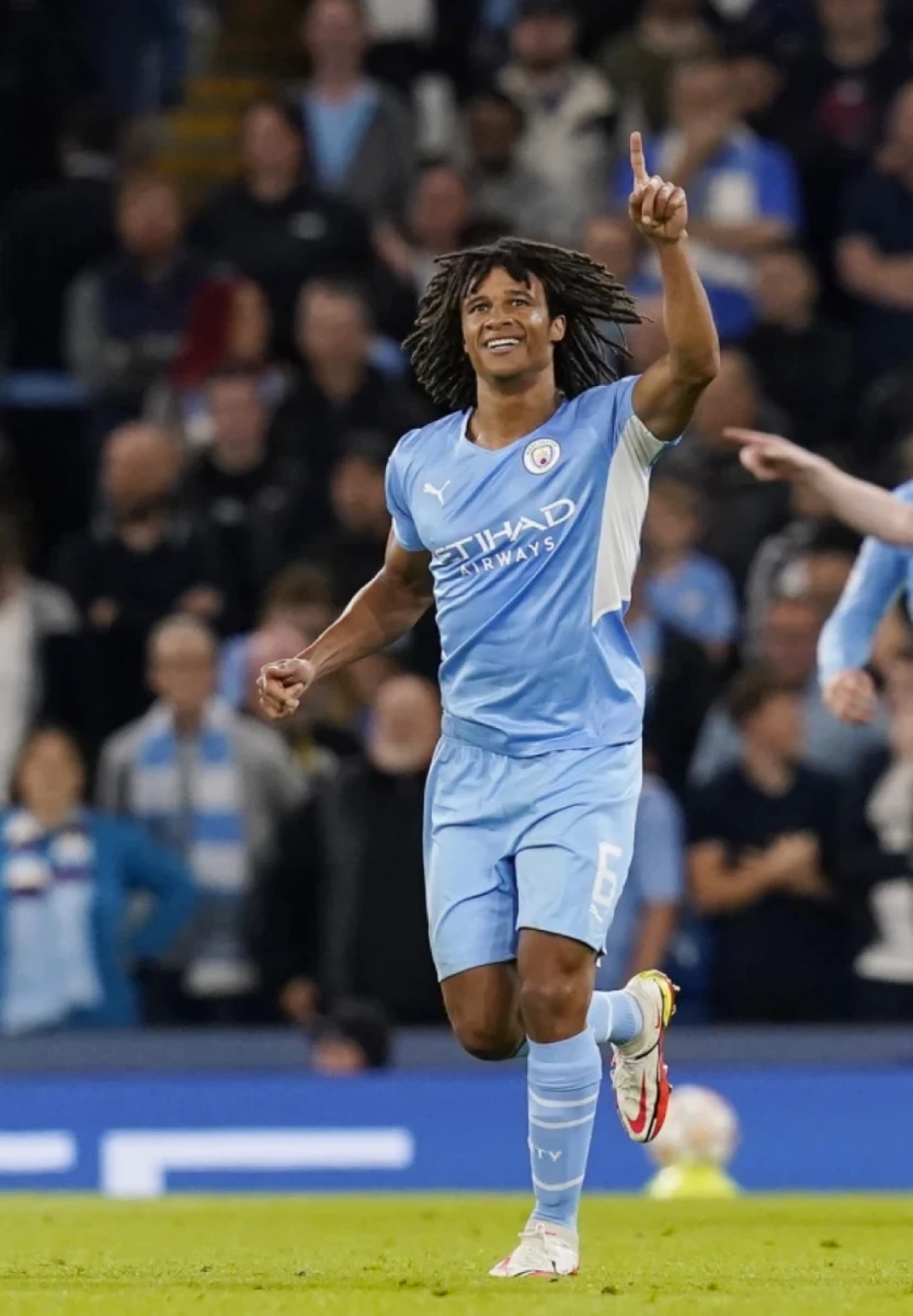 Ake ăn mừng bàn thắng trong chiến thắng 6-3 của Man City dẫn trước RB Leipzig