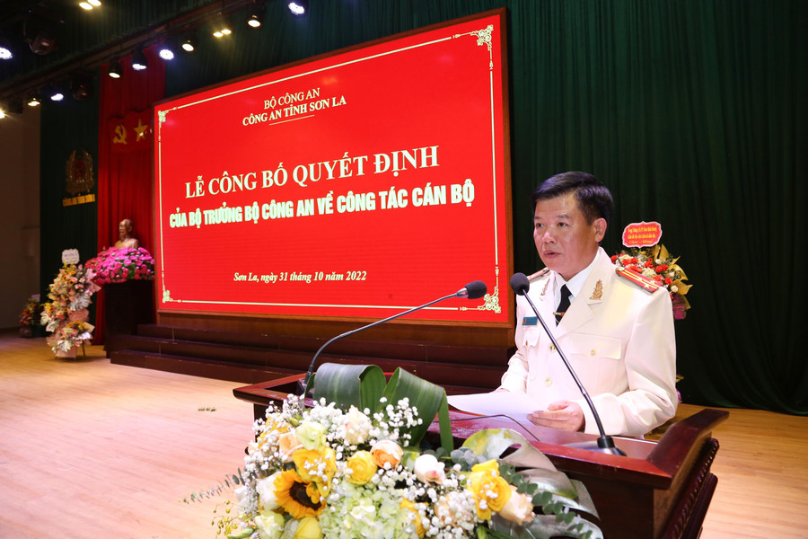 Thượng tá Trần Thanh Sơn phát biểu nhận nhiệm vụ trên cương vị mới. Thượng tá Trần Thanh Sơn phát biểu nhận nhiệm vụ trên cương vị mới.