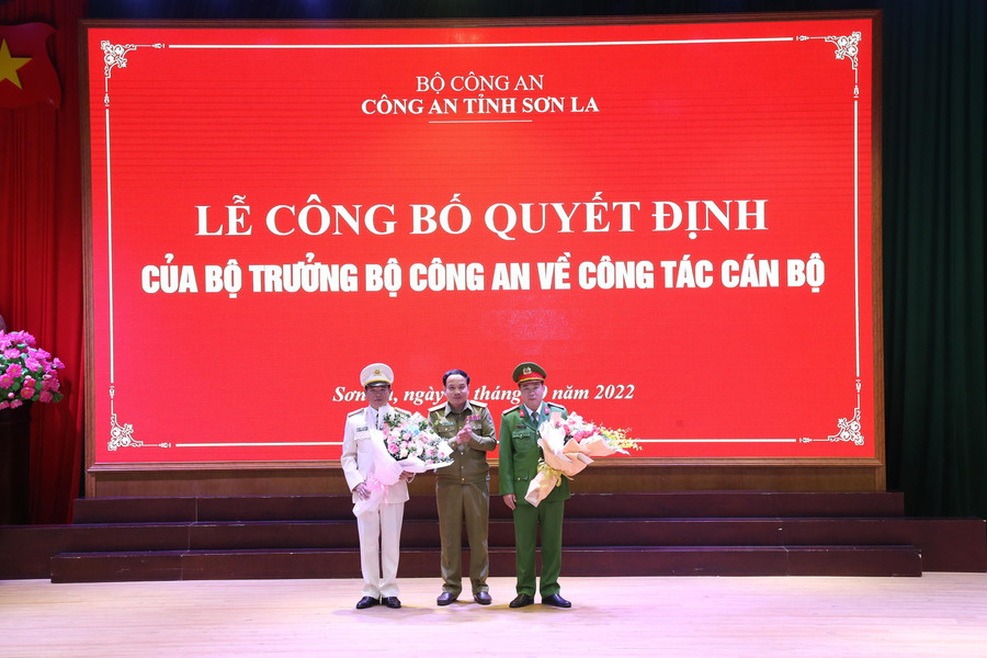 Đại tá Phết Sỏn In Sụ Phăn (đứng giữa), Giám đốc Công an tỉnh Hủa Phăn (nước CHDCND Lào) chúc mừng 2 đồng chí nhận nhiệm vụ công tác mới. Đại tá Phết Sỏn In Sụ Phăn (đứng giữa), Giám đốc Công an tỉnh Hủa Phăn (nước CHDCND Lào) chúc mừng 2 đồng chí nhận nhiệm vụ công tác mới.