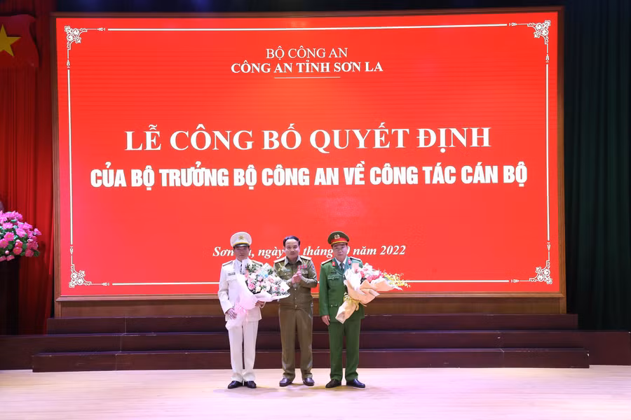 Đại tá Phết Sỏn In Sụ Phăn (đứng giữa), Giám đốc Công an tỉnh Hủa Phăn (nước CHDCND Lào) chúc mừng 2 đồng chí nhận nhiệm vụ công tác mới.