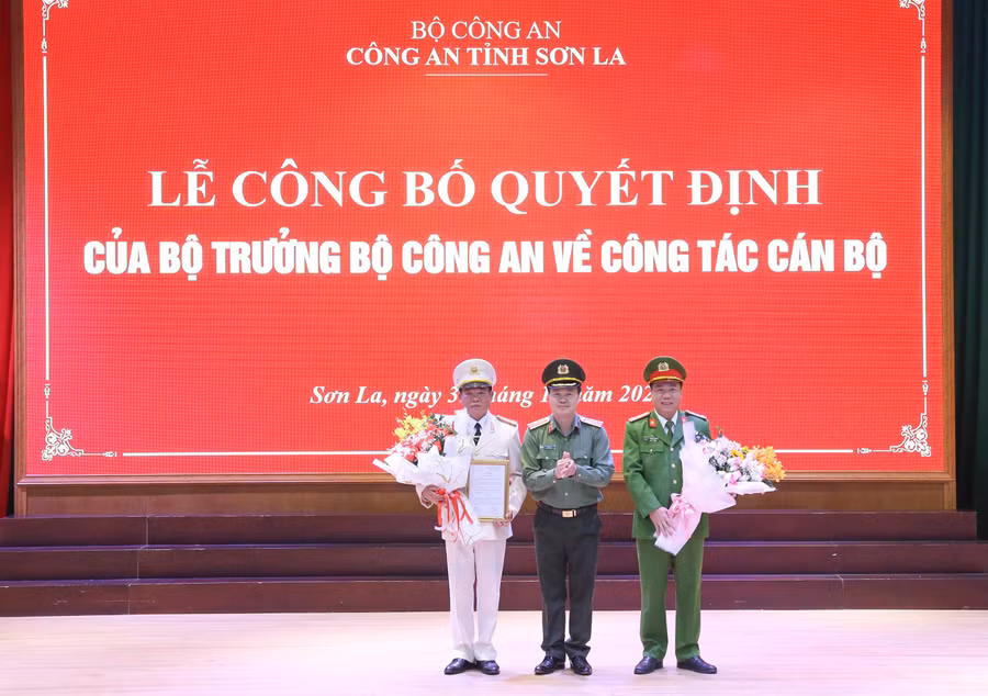 Thừa ủy quyền của Bộ trưởng Bộ Công an, Thiếu tướng Nguyễn Ngọc Vân (đứng giữa), Giám đốc Công an tỉnh Sơn La trao quyết định về công tác cán bộ.