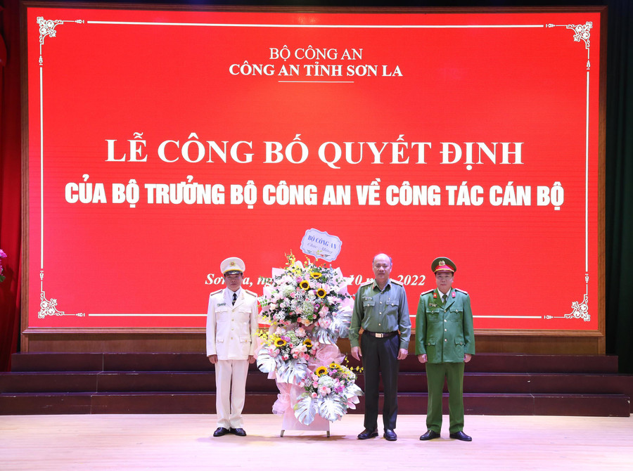 Thiếu tướng Cao Đăng Hưng (đứng giữa), Phó chánh Văn phòng Bộ Công an tặng hoa chúc mừng 2 đồng chí: Trần Thanh Sơn và Hoàng Quốc Việt. Thiếu tướng Cao Đăng Hưng (đứng giữa), Phó chánh Văn phòng Bộ Công an tặng hoa chúc mừng 2 đồng chí: Trần Thanh Sơn và Hoàng Quốc Việt.