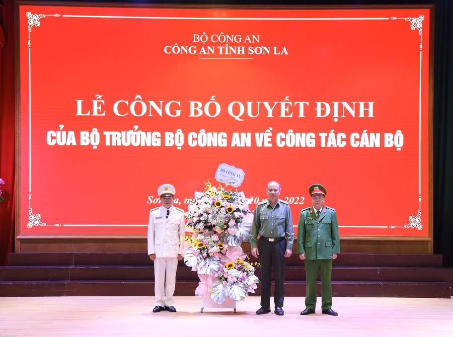 Thiếu tướng Cao Đăng Hưng (đứng giữa), Phó chánh Văn phòng Bộ Công an tặng hoa chúc mừng 2 đồng chí: Trần Thanh Sơn và Hoàng Quốc Việt.