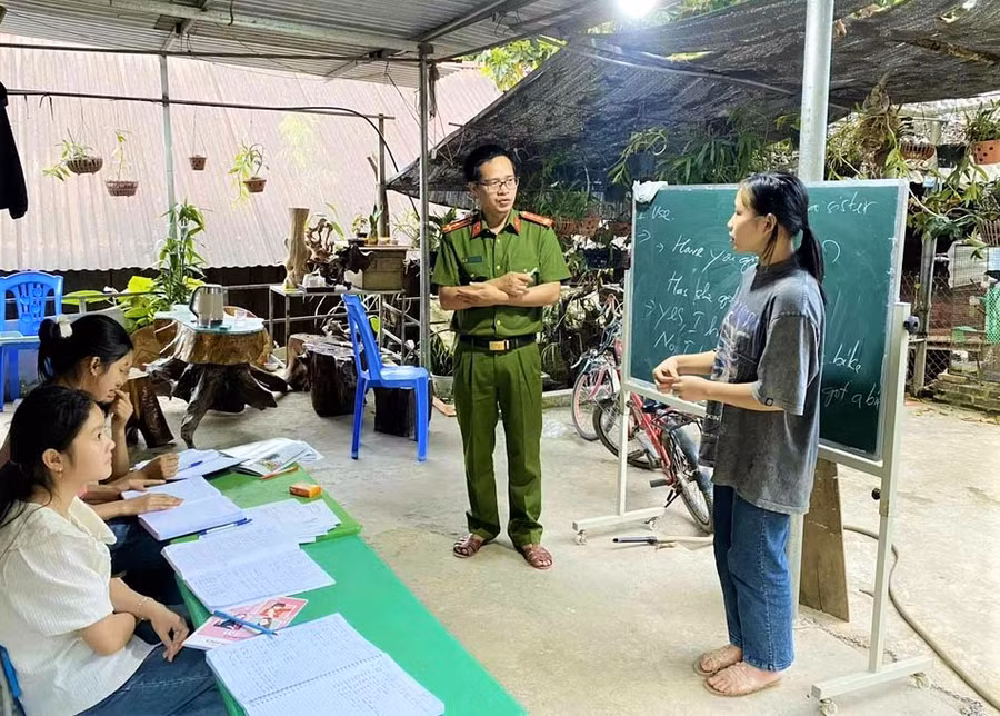 Thầy giáo Chính tiếp tục mở thêm các lớp học tiếng Anh kết hợp dạy kỹ năng sống cho học sinh.