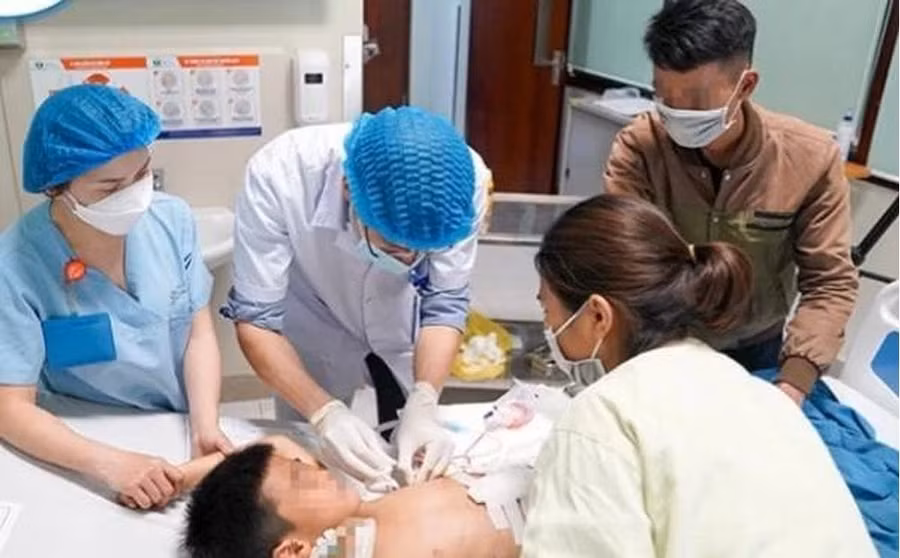 Một trẻ nhỏ bị chó cắn được cấp cứu tại Bệnh viện Nhi Trung ương. Ảnh: BVCC 