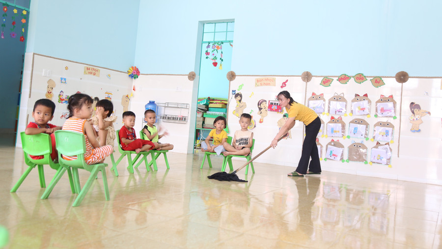 Công tác vệ sinh lớp học được thực hiện thường xuyên. Ảnh: TT Công tác vệ sinh lớp học được thực hiện thường xuyên. Ảnh: TT