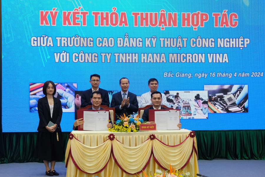 Ký kết hợp tác đào tạo nhân lực ngành bán dẫn giữa doanh nghiệp và trường học. Ký kết hợp tác đào tạo nhân lực ngành bán dẫn giữa doanh nghiệp và trường học.