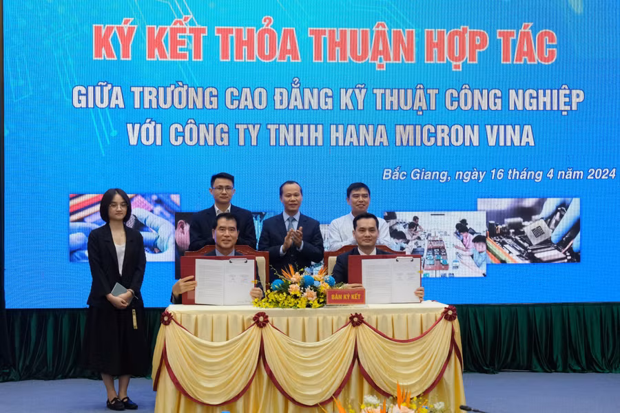 Ký kết hợp tác đào tạo nhân lực ngành bán dẫn giữa doanh nghiệp và trường học.