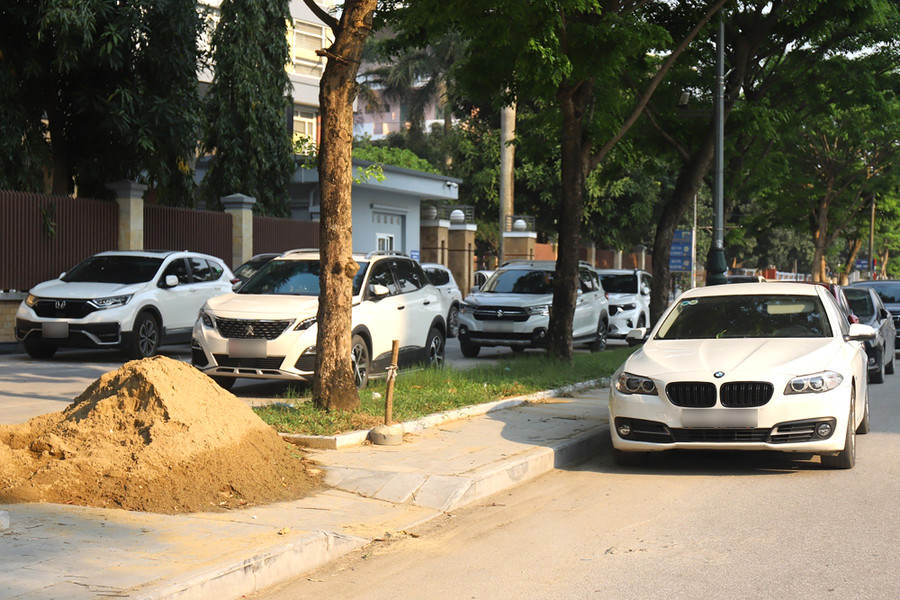 Vỉa hè trước nhiều cơ quan hành chính trở thành nơi đỗ xe của khách đến làm việc.