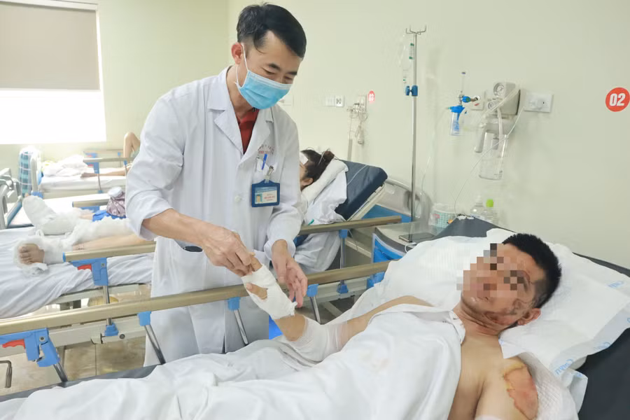 Bác sĩ thăm khám nạn nhân vụ tai nạn giao thông nghiêm trọng. Ảnh: BV.