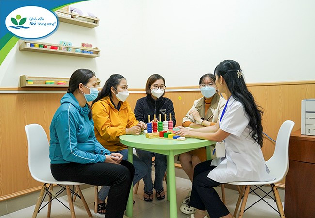 Cán bộ y tế đóng vai trò rất quan trọng trong hỗ trợ tâm lý cho cha mẹ có con mắc hội chứng tự kỷ. Cán bộ y tế đóng vai trò rất quan trọng trong hỗ trợ tâm lý cho cha mẹ có con mắc hội chứng tự kỷ.