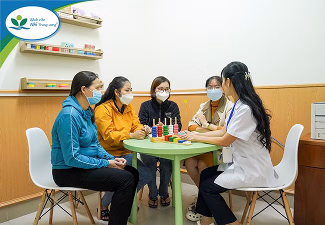 Cán bộ y tế đóng vai trò rất quan trọng trong hỗ trợ tâm lý cho cha mẹ có con mắc hội chứng tự kỷ.