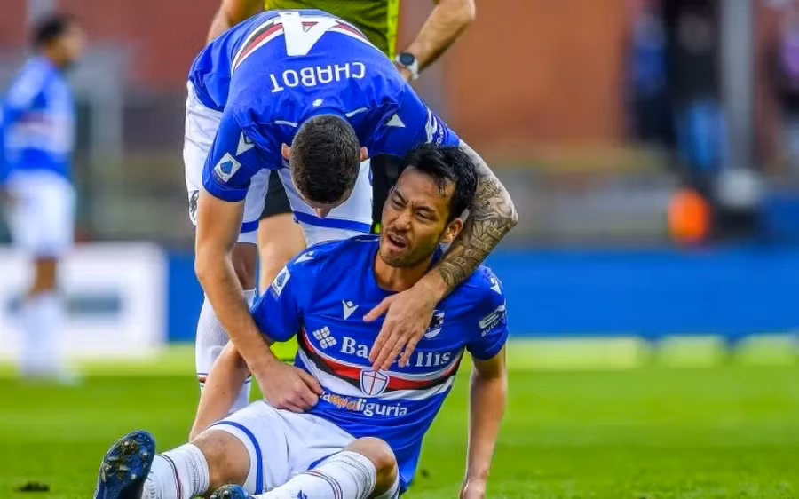 Yoshida đau đớn vì dính chấn thương ở vòng 20 Serie A.