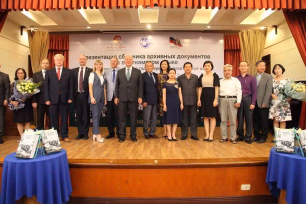 Chụp ảnh kỷ niệm.