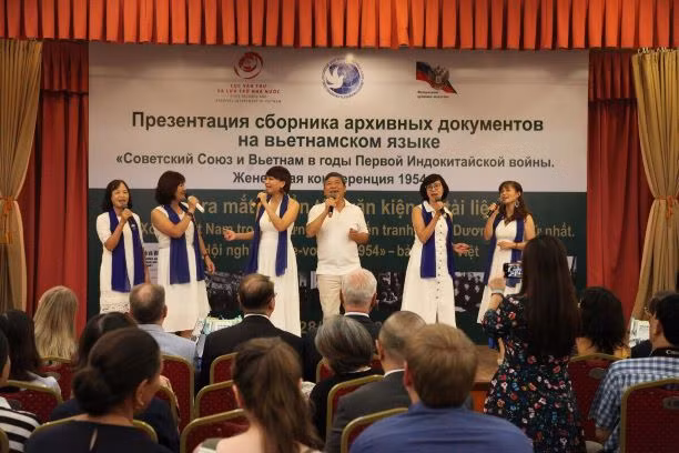 Trình diễn bài hát bằng tiếng Nga.