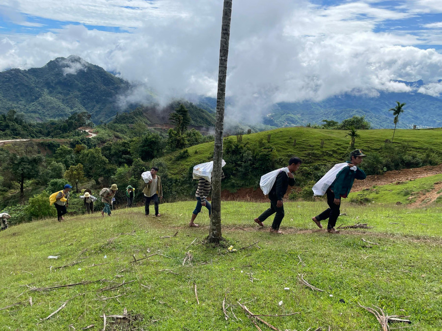 Bà con tham gia vận chuyển vật liệu để xây dựng diểm trường Tắk Pổ Bà con tham gia vận chuyển vật liệu để xây dựng diểm trường Tắk Pổ