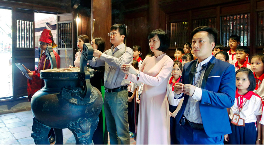 Thay vì sờ đầu rùa, sĩ tử nên tỏ lòng thành kính các bậc tiên hiền Nho học. Thay vì sờ đầu rùa, sĩ tử nên tỏ lòng thành kính các bậc tiên hiền Nho học.