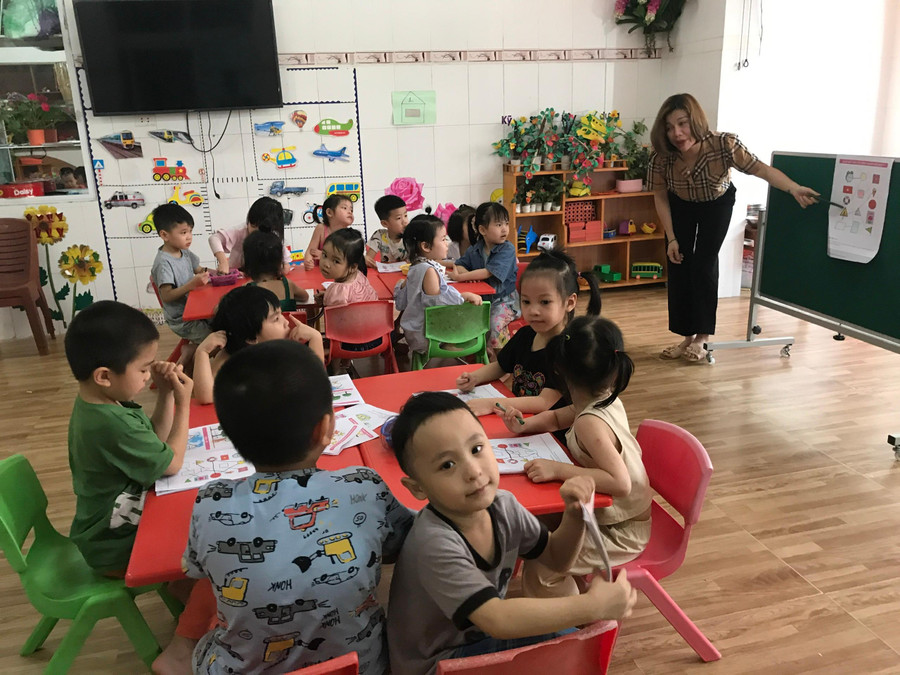 Giúp trẻ làm quen với tiếng Việt của trẻ MN 5 tuổi Trường MN Lê Lợi, TP Vinh, tỉnh Nghệ An khi chưa có dịch. Ảnh: TG Giúp trẻ làm quen với tiếng Việt của trẻ MN 5 tuổi Trường MN Lê Lợi, TP Vinh, tỉnh Nghệ An khi chưa có dịch. Ảnh: TG