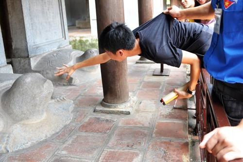 Tệ nạn sờ đầu rùa cầu may trước ngày thi là hành vi phản văn hóa. Tệ nạn sờ đầu rùa cầu may trước ngày thi là hành vi phản văn hóa.