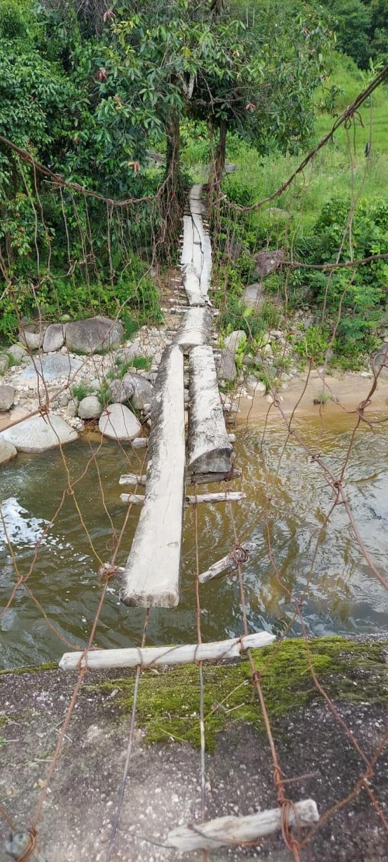 Một trong những cây cầu treo dân sinh tại xã Trà Nam được bà con dựng lên để di chuyển qua suối vào mùa mưa. Một trong những cây cầu treo dân sinh tại xã Trà Nam được bà con dựng lên để di chuyển qua suối vào mùa mưa.