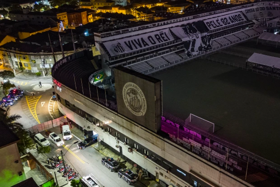 Xe tang chở thi hài Pele vào bên trong sân vận động Vila Belmiro Xe tang chở thi hài Pele vào bên trong sân vận động Vila Belmiro