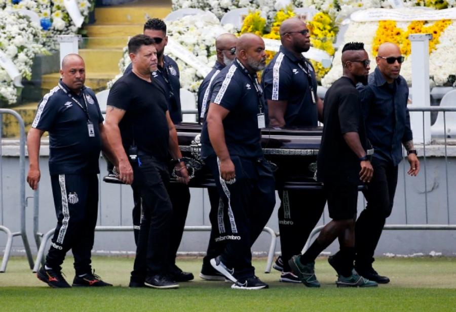Đội khiêng quan tài của huyền thoại bóng đá Brazil Pele. Đội khiêng quan tài của huyền thoại bóng đá Brazil Pele.