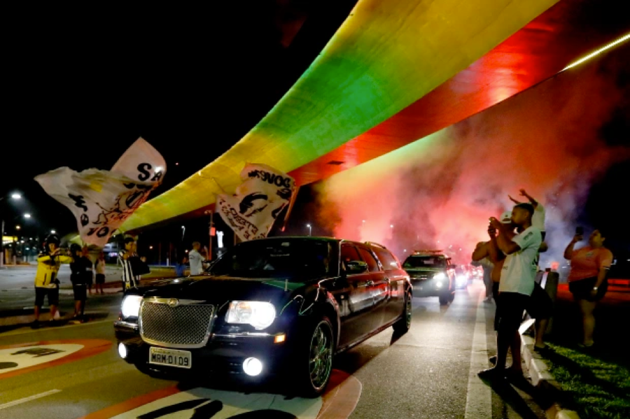 Xe tang chở thi hài của Pele đến Santos. Xe tang chở thi hài của Pele đến Santos.