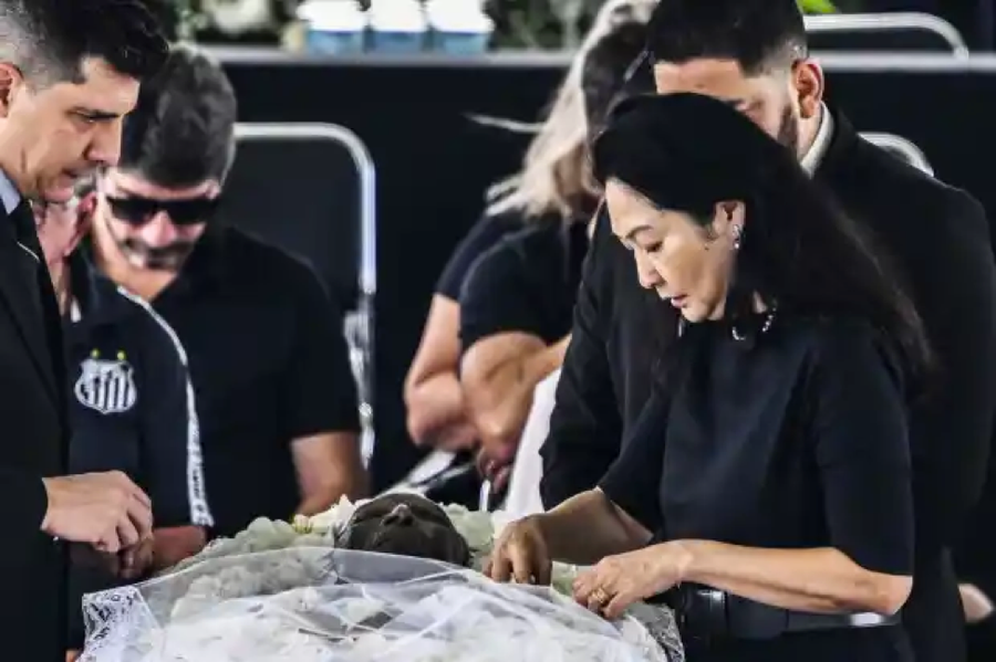 Vợ của huyền thoại Pele chụp ảnh bên cạnh người chồng quá cố. Vợ của huyền thoại Pele chụp ảnh bên cạnh người chồng quá cố.