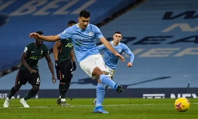 Rodrigo mở tỷ số cho Man City trên chấm phạt đền ở phút 23.