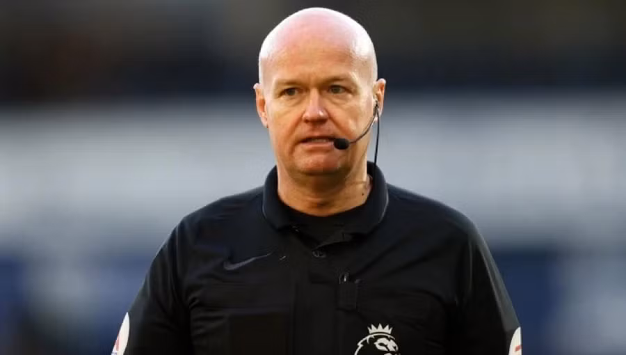 Trọng tài Lee Mason bị sa thải sau 15 năm làm việc tại bóng đá Anh.