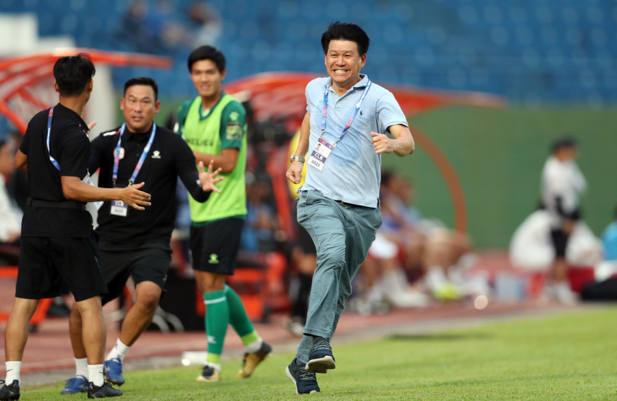 HLV Vũ Tiến Thành ăn mừng cuồng nhiệt với chiến thắng đầu tay. HLV Vũ Tiến Thành ăn mừng cuồng nhiệt với chiến thắng đầu tay.