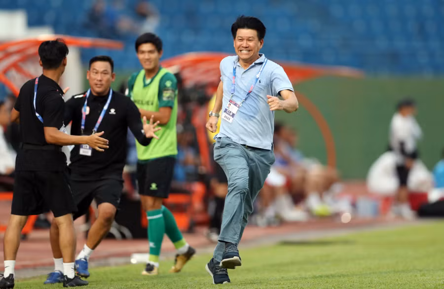 HLV Vũ Tiến Thành ăn mừng cuồng nhiệt với chiến thắng đầu tay.