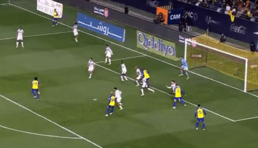 Cổ động viên cho rằng pha kiến tạo của Ronaldo… ăn may. Cổ động viên cho rằng pha kiến tạo của Ronaldo… ăn may.