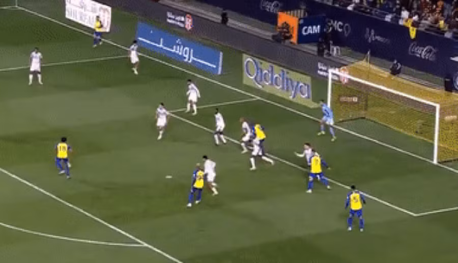 Cổ động viên cho rằng pha kiến tạo của Ronaldo… ăn may.