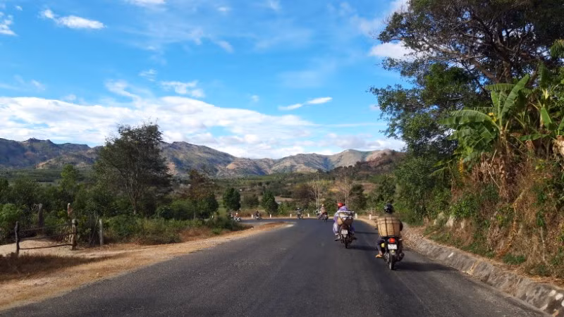 Đoàn người nối đuôi nhau vượt hơn 200km từ Bình Định lên Kon Tum để “gánh Tết”.