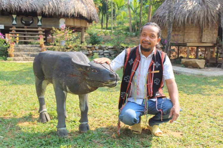 Trâu gỗ của người Cơ Tu làm lễ thay trâu thật.