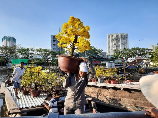 Chợ hoa xuân “Trên bến dưới thuyền” tại bến Bình Đông (Quận 8) luôn có nét độc đáo. Ảnh: T.G.