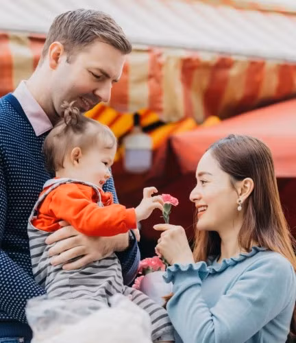 Diễn viên Lan Phương hạnh phúc bên chồng con. Ảnh: NVCC.